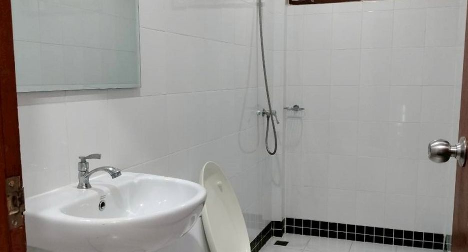 Аренда 3 спальни таунхаус в Щаттхана, Бангкок