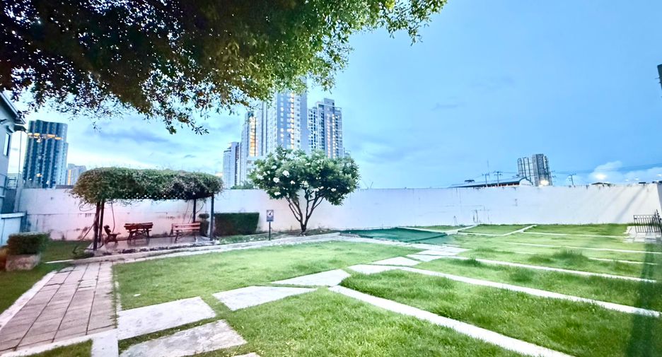 For rent and for sale 3 bedrooms townhouse in Khlong Toei, Bangkok