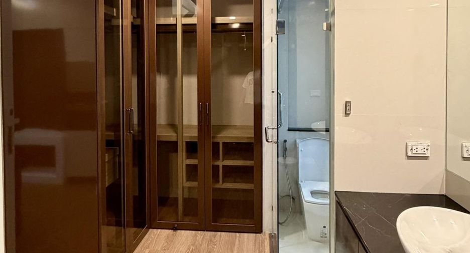 For rent and for sale 3 bedrooms townhouse in Khlong Toei, Bangkok