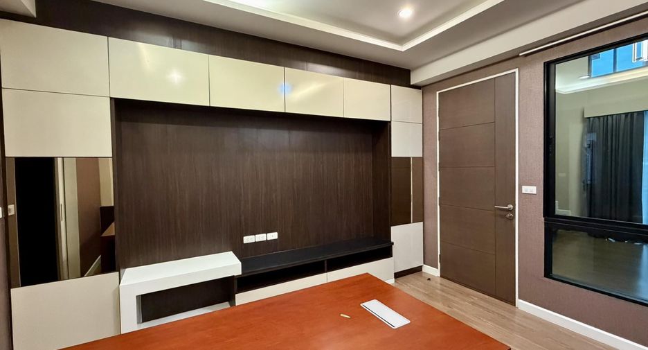 For rent and for sale 3 bedrooms townhouse in Khlong Toei, Bangkok