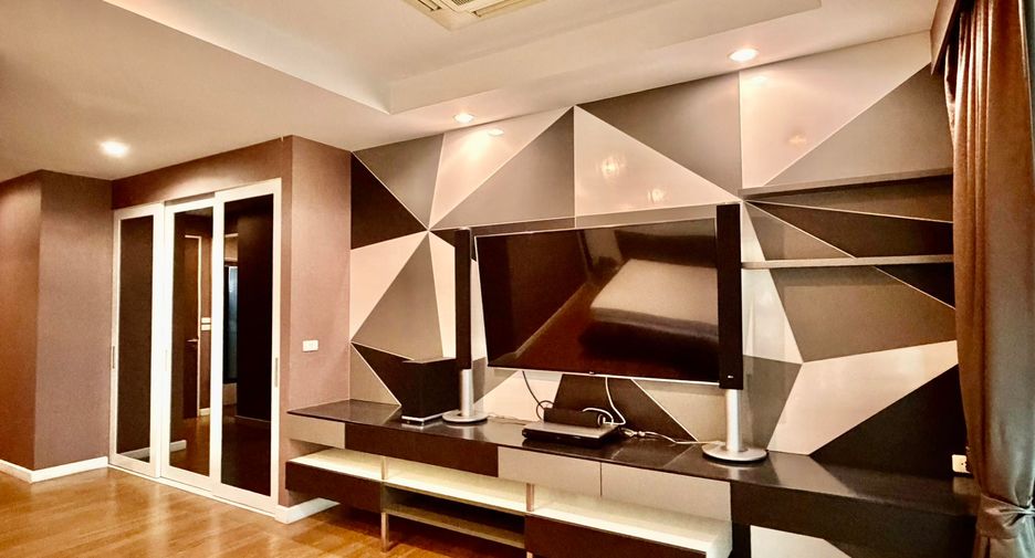 For rent and for sale 3 bedrooms townhouse in Khlong Toei, Bangkok