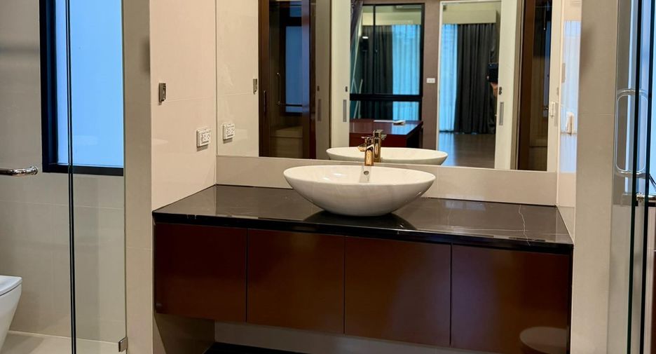 For rent and for sale 3 bedrooms townhouse in Khlong Toei, Bangkok