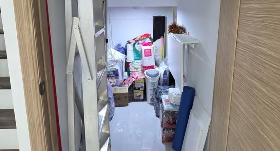 出租 和 出售 3 卧室 联排别墅 在 Watthana, 曼谷