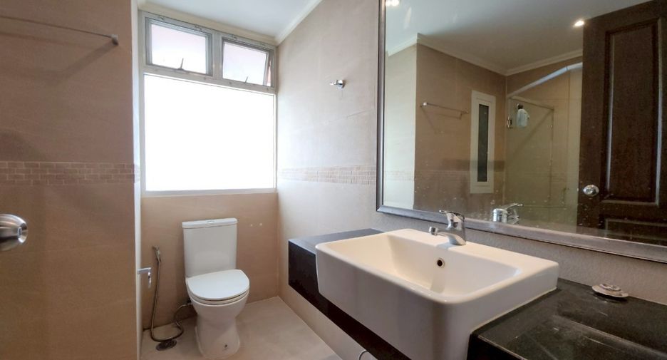 For rent 3 bedrooms condo in Khlong Toei, Bangkok