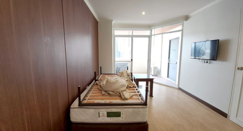 For rent 3 bedrooms condo in Khlong Toei, Bangkok