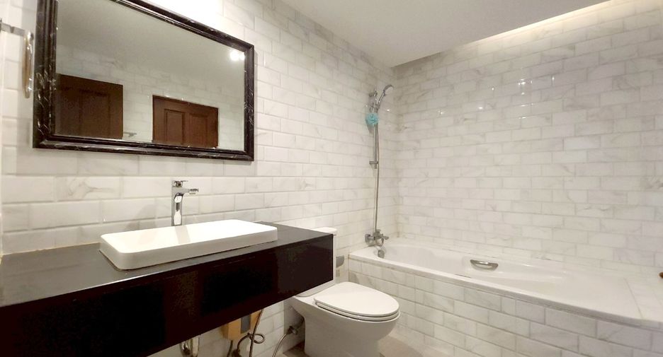 For rent 3 bedrooms condo in Khlong Toei, Bangkok