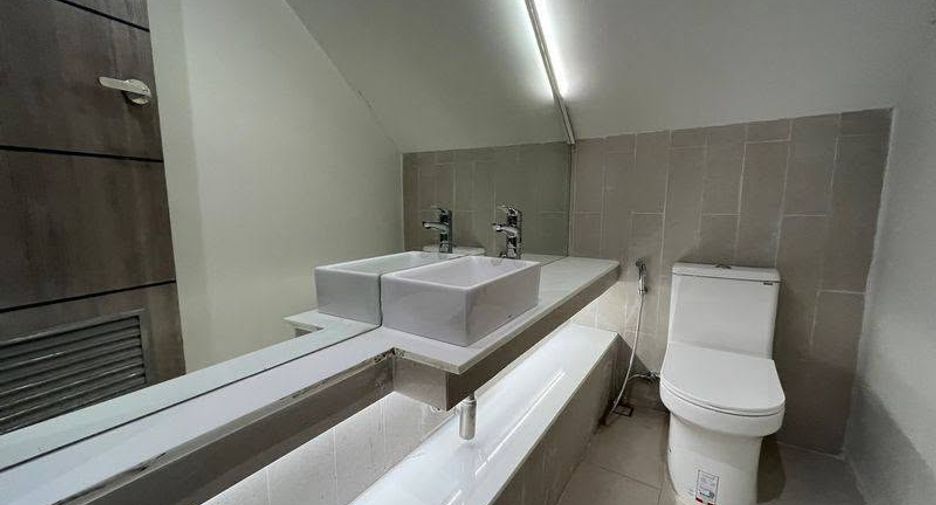 For rent 3 bedrooms townhouse in Bang Na, Bangkok