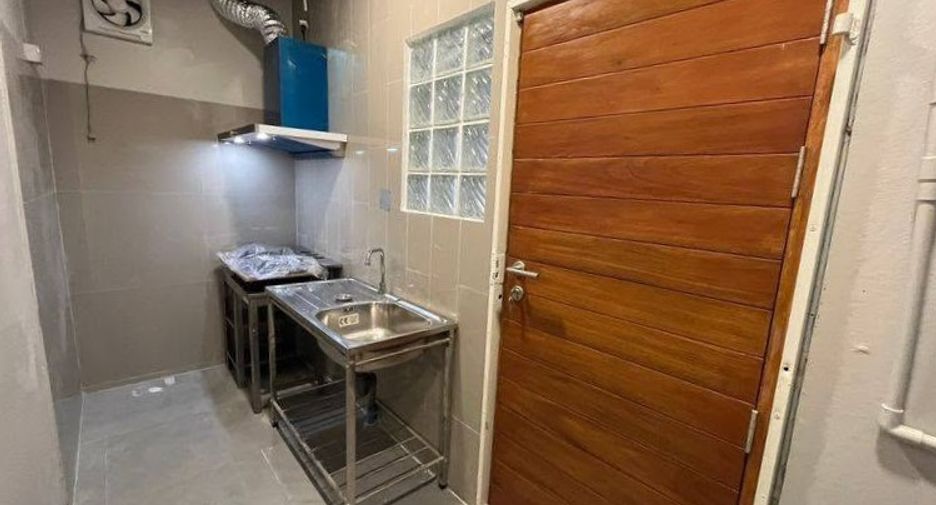 For rent 3 bedrooms townhouse in Bang Na, Bangkok