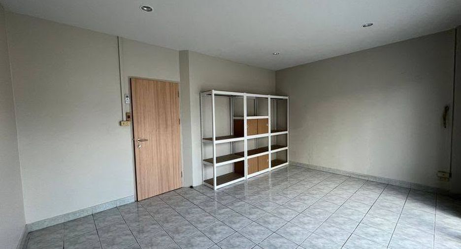 For rent 3 bedrooms townhouse in Bang Na, Bangkok