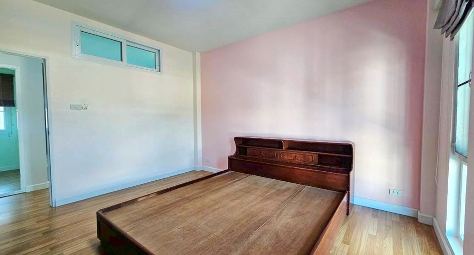 Haus zur Miete mit 4 Zimmer in Watthana, Bangkok