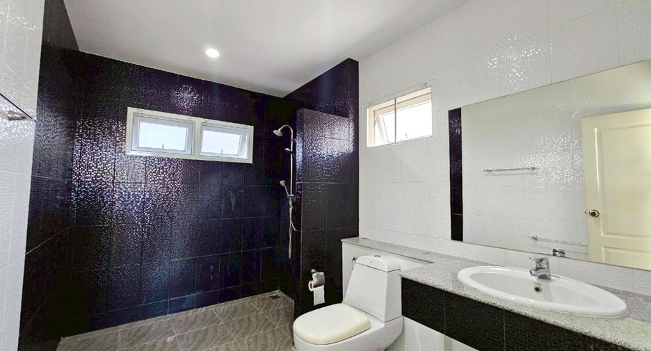 Haus zur Miete mit 4 Zimmer in Watthana, Bangkok