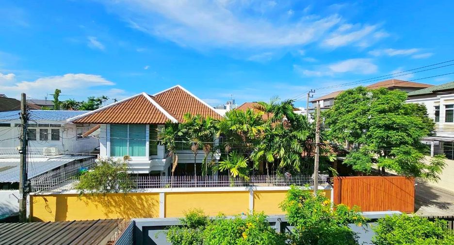 Haus zur Miete mit 4 Zimmer in Watthana, Bangkok