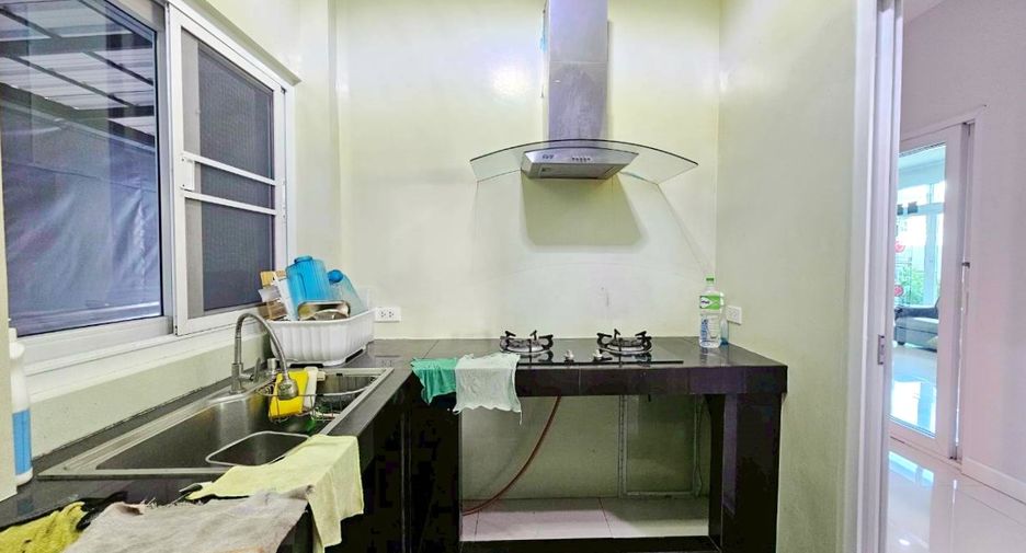 Haus zur Miete mit 4 Zimmer in Watthana, Bangkok