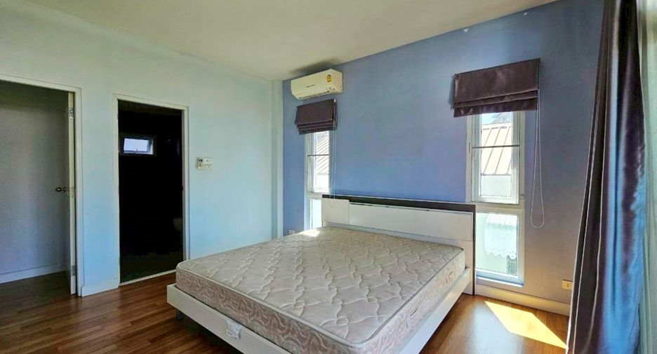 Haus zur Miete mit 4 Zimmer in Watthana, Bangkok