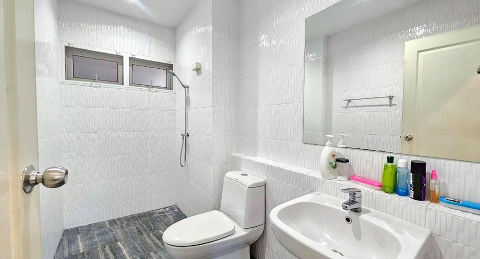 Haus zur Miete mit 4 Zimmer in Watthana, Bangkok