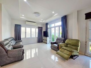 Haus zur Miete mit 4 Zimmer in Watthana, Bangkok