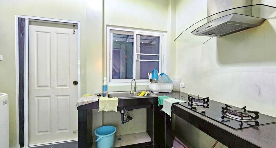 Haus zur Miete mit 4 Zimmer in Watthana, Bangkok
