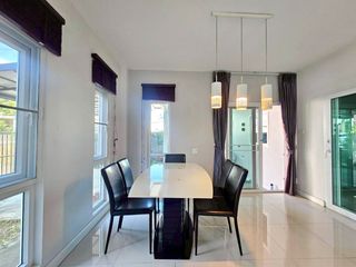 Haus zur Miete mit 4 Zimmer in Watthana, Bangkok