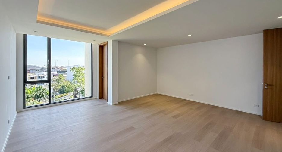 À louer et à vendre 5 chambres maison de ville à Watthana, Bangkok