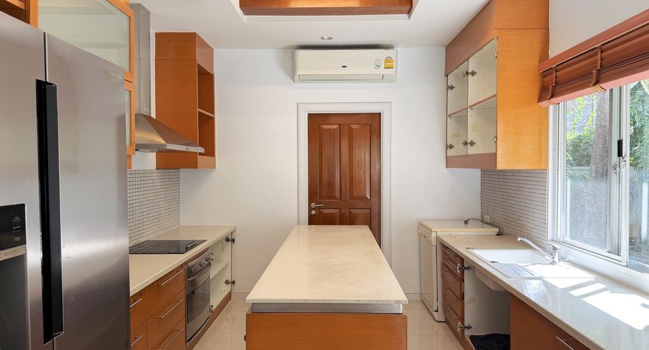 For rent 4 bedrooms house in Khlong Toei, Bangkok