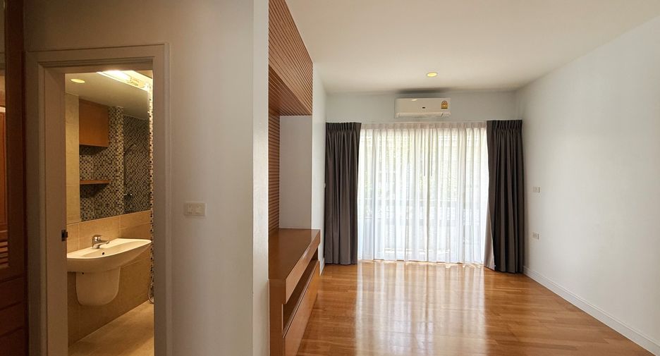 For rent 4 bedrooms house in Khlong Toei, Bangkok