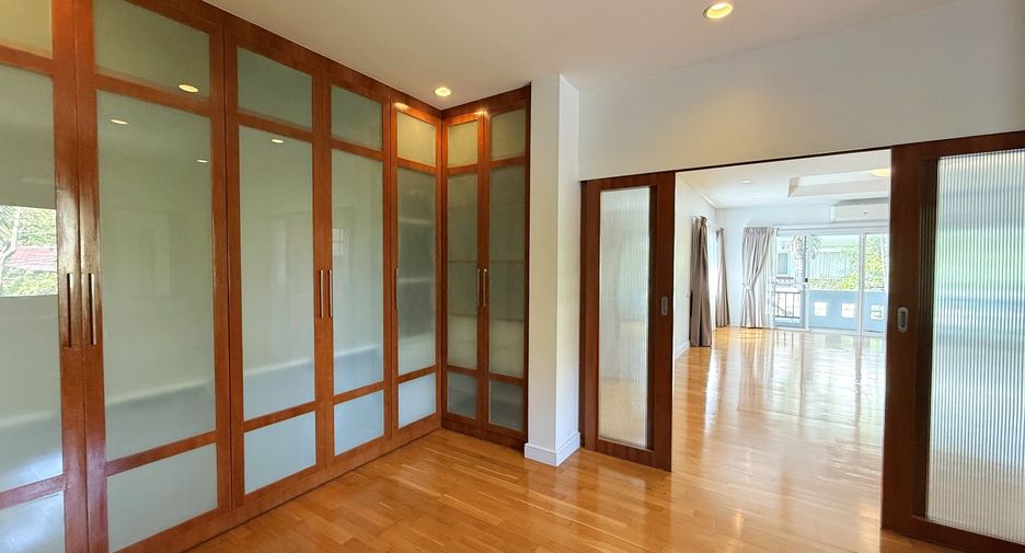 For rent 4 bedrooms house in Khlong Toei, Bangkok
