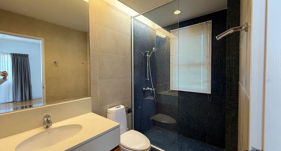 For rent 4 bedrooms house in Khlong Toei, Bangkok