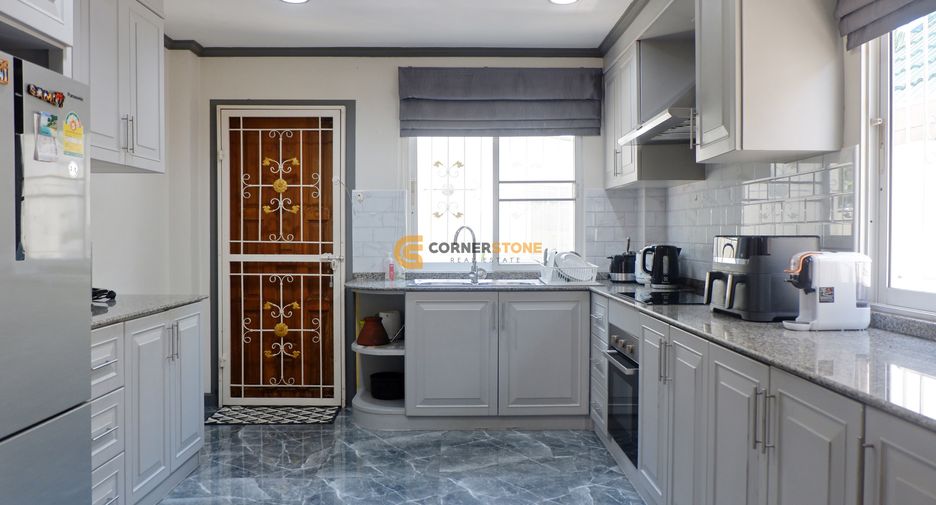 Casa en alquiler de 3 habitaciones en Bang Lamung, Chonburi