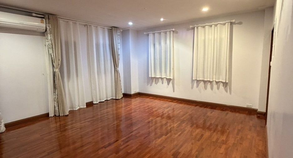 For rent 4 bedrooms villa in Watthana, Bangkok