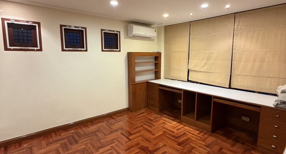 For rent 4 bedrooms villa in Watthana, Bangkok