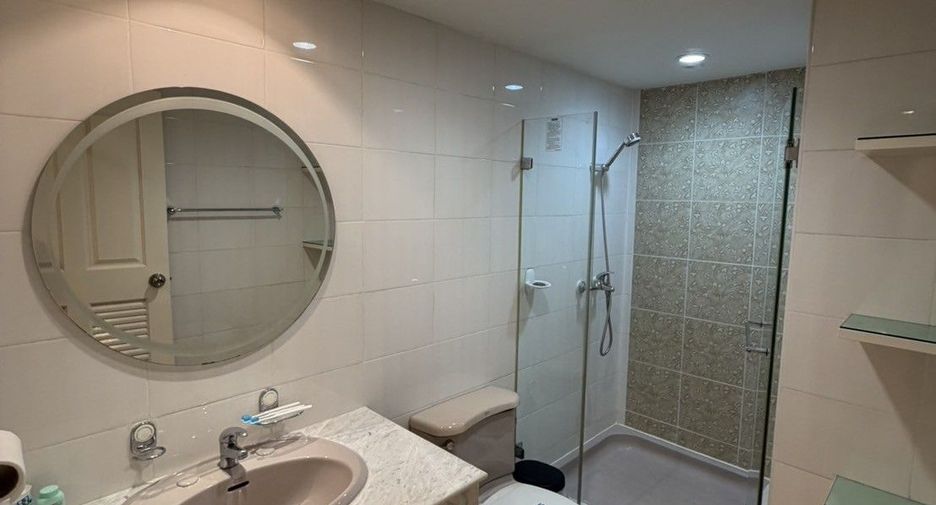 For rent 4 bedrooms villa in Watthana, Bangkok