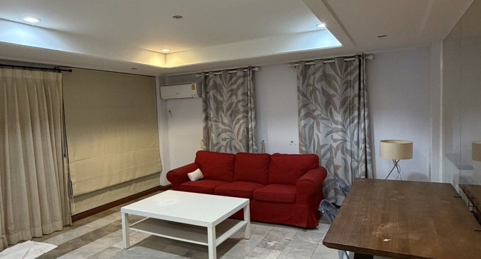 For rent 4 bedrooms villa in Watthana, Bangkok