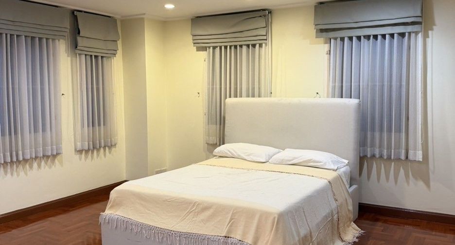 For rent 4 bedrooms villa in Watthana, Bangkok