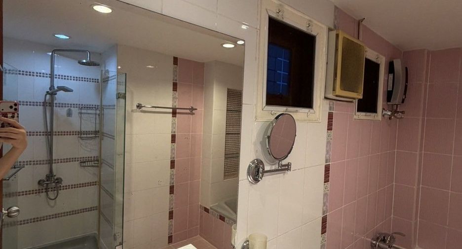 For rent 4 bedrooms villa in Watthana, Bangkok