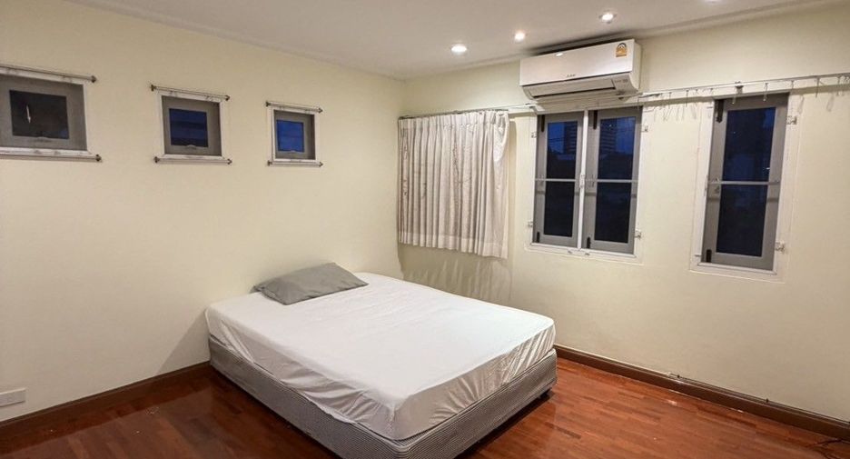 For rent 4 bedrooms villa in Watthana, Bangkok