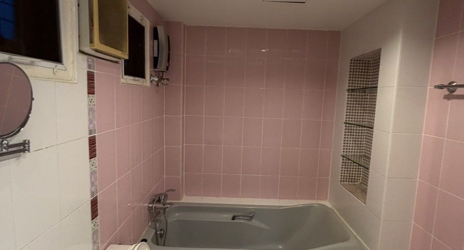 For rent 4 bedrooms villa in Watthana, Bangkok