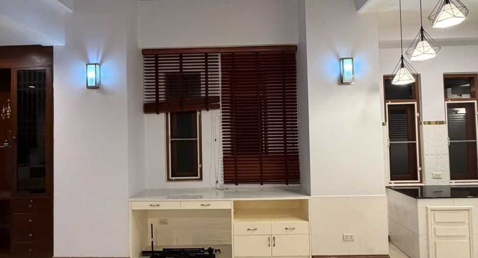 For rent 4 bedrooms villa in Watthana, Bangkok