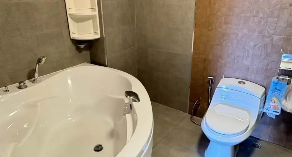 Wohnung zur Miete mit 3 Zimmer in Huai Khwang, Bangkok