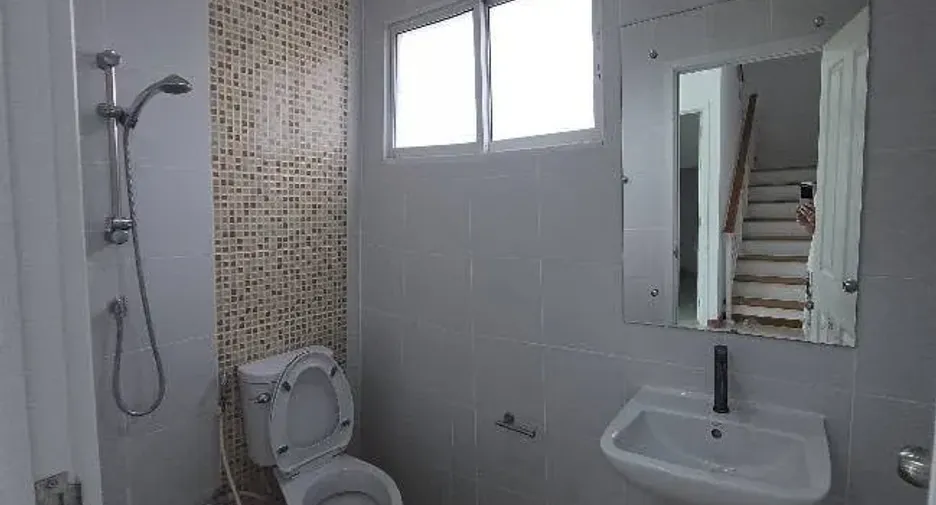 À louer 3 chambres maison à Mueang Samut Prakan, Samut Prakan
