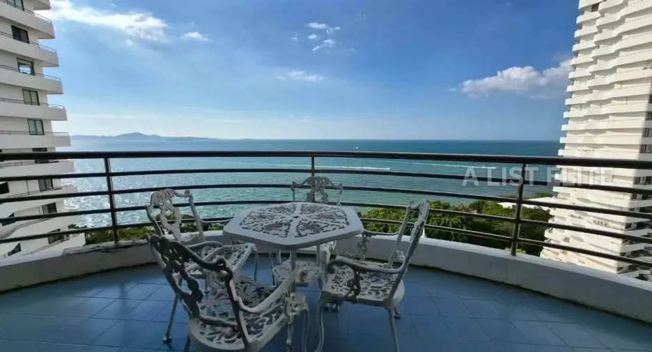 For sale 3 ベッドルーム condo in Bang Lamung, Chonburi