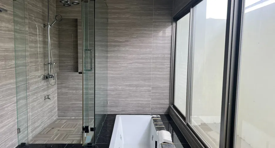 For rent 4 bedrooms house in Lat Krabang, Bangkok