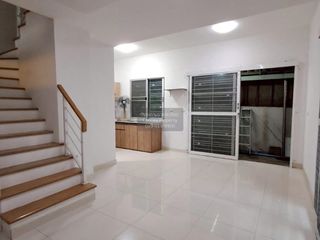 Casa adosada en venta de 3 habitaciones en Bang Bon, Bangkok