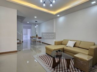 Casa adosada en venta de 3 habitaciones en Nong Chok, Bangkok