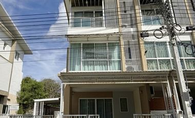 Casa adosada en venta de 3 habitaciones en Thung Khru, Bangkok