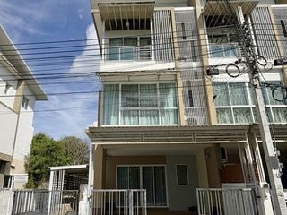 Casa adosada en venta de 3 habitaciones en Thung Khru, Bangkok
