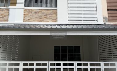 Casa adosada en venta de 3 habitaciones en Thung Khru, Bangkok