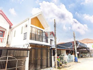 À vendre 2 chambres maison de ville à Lat Phrao, Bangkok
