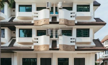 Casa adosada en venta de 5 habitaciones en Khlong Toei, Bangkok