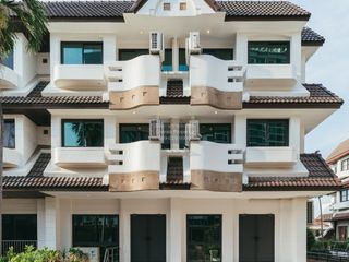 Casa adosada en venta de 5 habitaciones en Khlong Toei, Bangkok