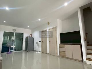 Casa adosada en venta de 3 habitaciones en Thung Khru, Bangkok